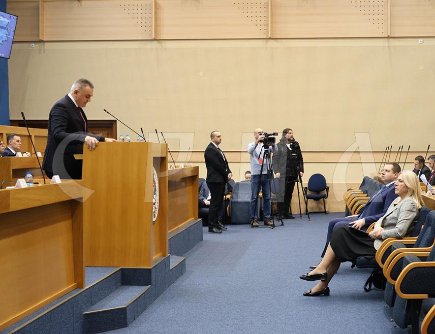 БАЊАЛУКА, 18. ЈАНУАРА /СРНА/ - Мандатар Саво Минић предложио је данас Народној скупштини нови састав владе Републике Српске у којој је петоро нових министара у односу на претходни сазив Владе.