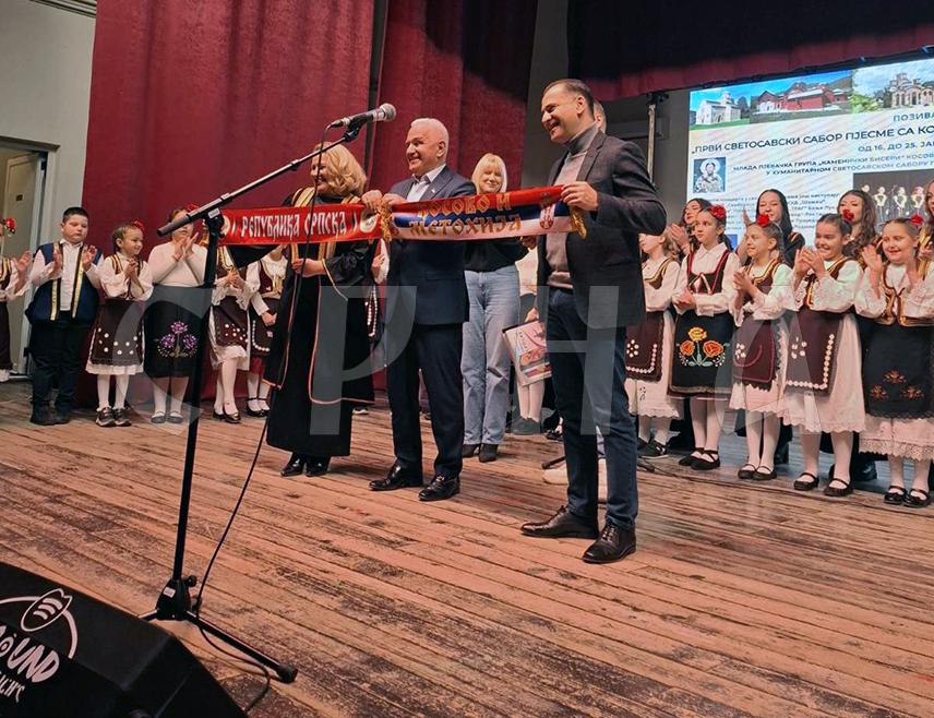 ШАМАЦ, 17. ЈАНУАРА /СРНА/ - Шамац је вечерас био домаћин "Светосавског сабора пјесме са Косова и Метохије кроз Републику Српску" чији је циљ прикупљање средстава за изградњу дома српске омладине "Љубав, Вера, Нада за Косово и Метохију" у Косовској Каменици, а овом приликом прикупљено је 1.100 КМ.