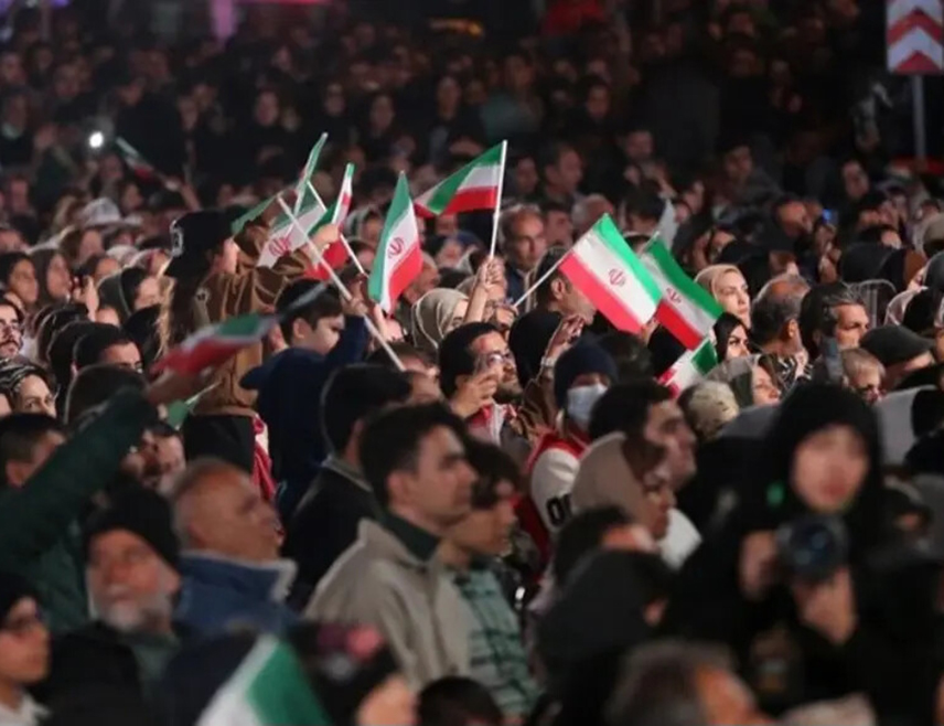 TЕХЕРАН, 18. ЈАНУАРА /СРНА/ - Број жртава на протестима у Ирану већи је од 16.500, док је повријеђено 330.000 људи, објавио је "Сандеј тајмс", позивајући се на извјештај који су сачинили ирански љекари.