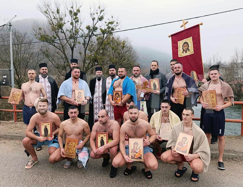 РИБНИК, 18. ЈАНУАРА /СРНА/ - Двадесетшестогодишњи Александар Радојичић из Превије побједник је данашњег пливања за Часни крст у ријеци у Горњем Рибнику у којем је учествовало 17 лица.