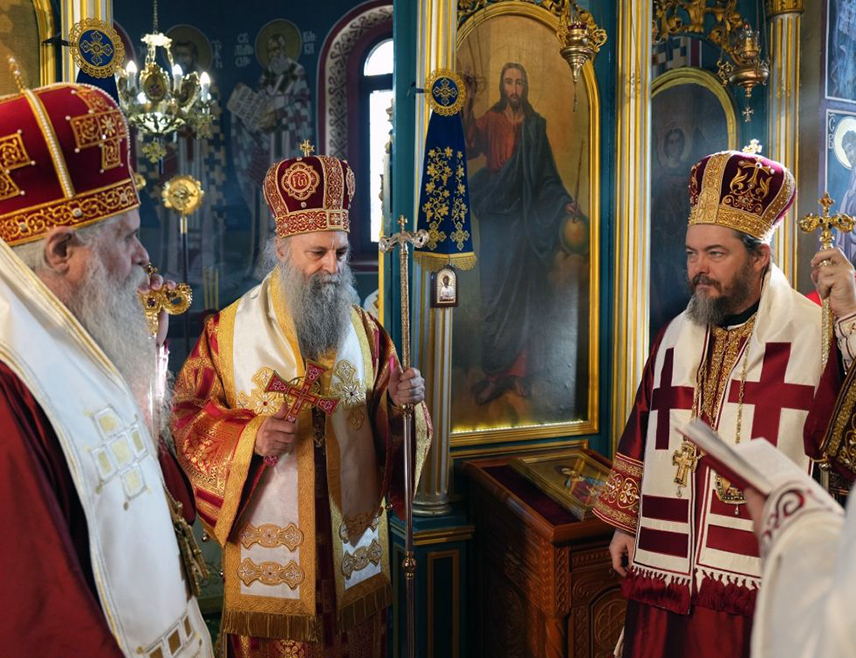 БЕОГРАД, 18. ЈАНУАРА /СРНА/ - Његова светост патријарх српски Порфирије служио је данас, на Крстовдан, литургију у Цркви Светог пророка Илије у београдском насељу Миријево и том приликом истакао да је човјек икона Божија и да је аутентичан и цјеловит само онда када је у нераскидивој заједници са Богом.