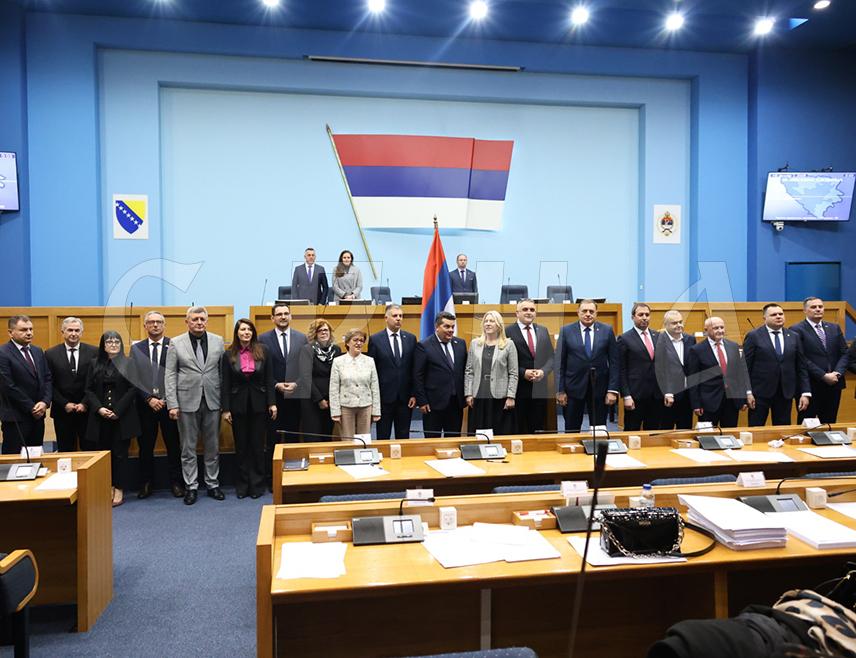 БАЊАЛУКА, 18. ЈАНУАРА /СРНА/ - Народна скупштина Републике Српске изабрала је ноћас нову Владу Републике Српске на челу са премијером Савом Минићем.