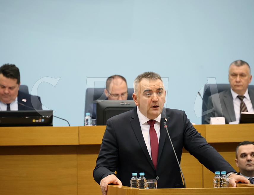 БАЊАЛУКА, 18. ЈАНУАРА /СРНА/ - Мандатар за састав нове Владе Републике Српске Саво Минић рекао је да опозиција константно износи неистине и да њихова дискусија на посебној сједници Народне скупштине не одговара реалности, нити теми, те поручио да би требало јасније да погледа резултате и предложене кандидате за министре.