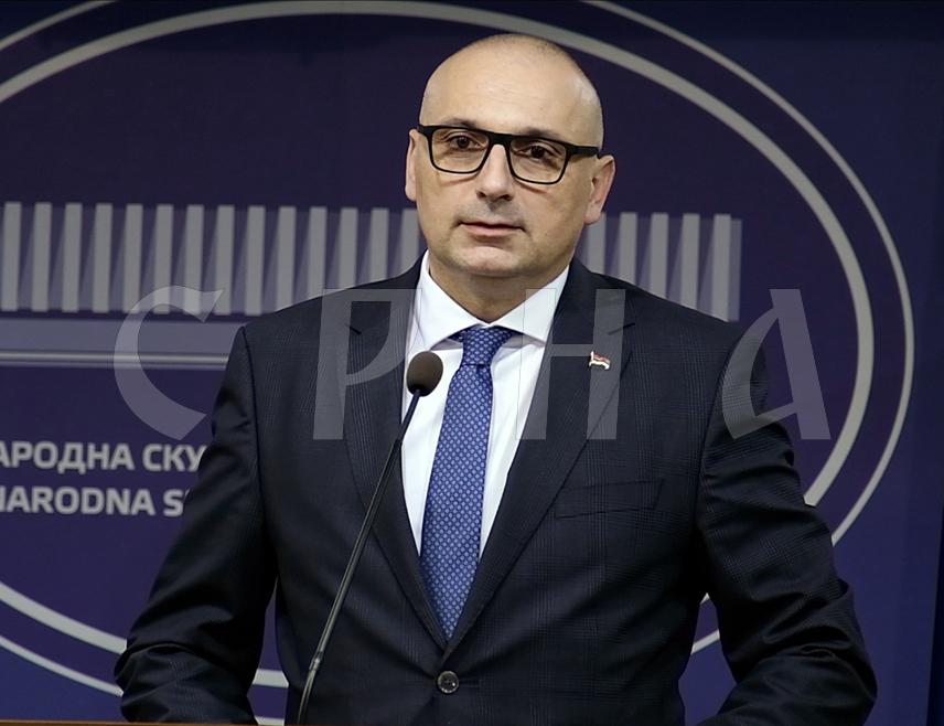 БАЊАЛУКА, 18. ЈАНУАРА /СРНА/ - Посланик НПС-а Дарко Бањац рекао је да опозиција жели да угрози Републику Српску, што показује и приједлог посланика Народног фронта Жељка Дубравца да се пониште све одлуке Владе донесене од септембра прошле године до данас.