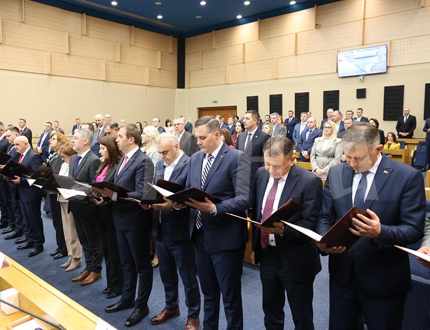 БАЊАЛУКА, 19. ЈАНУАРА /СРНА/ - Предсједник Владе Републике Српске Саво Минић и министри положили су свечану заклетву у Народној скупштини Републике Српске, чиме је окончана посебна сједница.