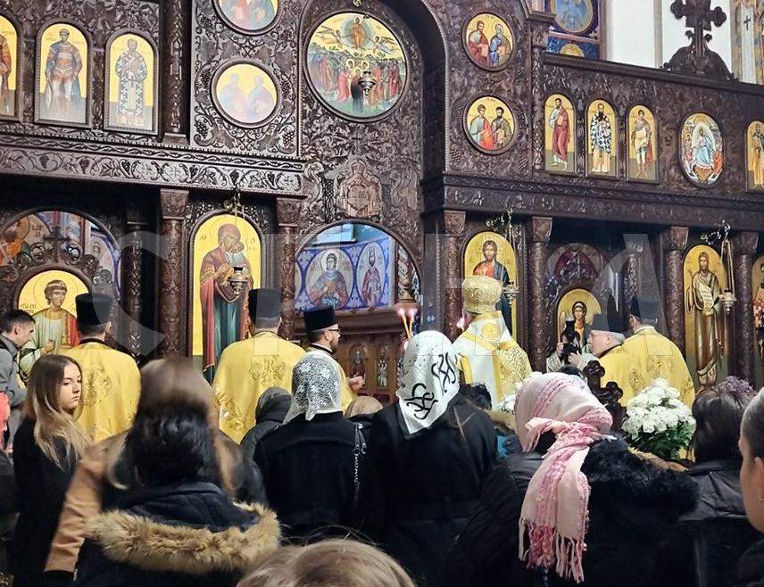 БАЊАЛУКА, 19. ЈАНУАРА /СРНА/ - Његово преосвештенство eпископ марчански Сава, уз саслужење свештеника Епархије бањалучке, служи у Саборном храму Христа Спаситеља у Бањалуци Свету архијерејску литургију, поводом великог хришћанског празника - Богојављења.