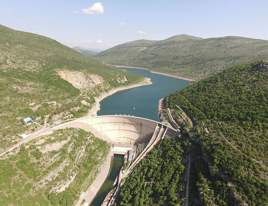 TРЕБИЊЕ, 19. ЈАНУАРА /СРНА/ - "Хидроелектране на Требишњици" /ХЕТ/ ће од вечерас почети регулисано испуштање воде са Хидроелектране /ХЕ/ "Требиње два" према пумпној хидроелектрани "Чапљина", што ће за посљедицу имати подизање нивоа ријеке Требишњице.