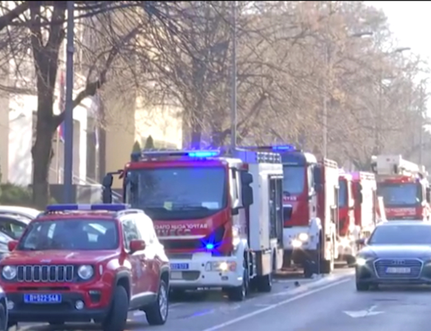 БЕОГРАД, 19. ЈАНУАРА /СРНА/ - Велики број ватрогасних екипа гаси пожар на крову зграде Специјалног суда у Београду, а запослени су безбједно евакуисани.