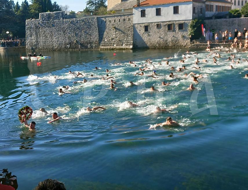 TРЕБИЊЕ, 19. ЈАНУАРА /СРНА/ - Андреј Лучић /18/ из Tребиња је побједник богојављенског пливања за Часни крст у ријеци Tребишњици, међу више од 200 пливача.
