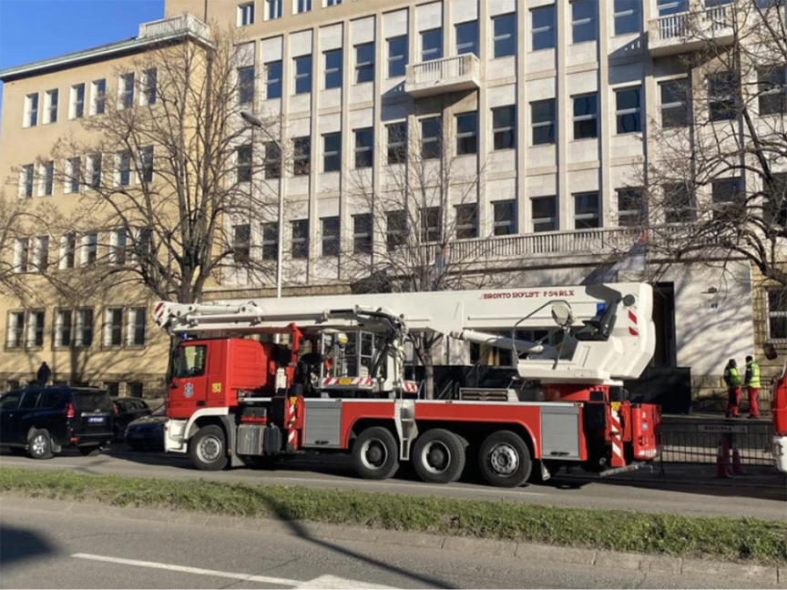 БЕОГРАД, 19. ЈАНУАРА /СРНА/ - Угашен је пожар који је јутрос избио на крову зграде Специјалног суда у Београду, саопштено је из Министарства унутрашњих послова /МУП/ Србије.