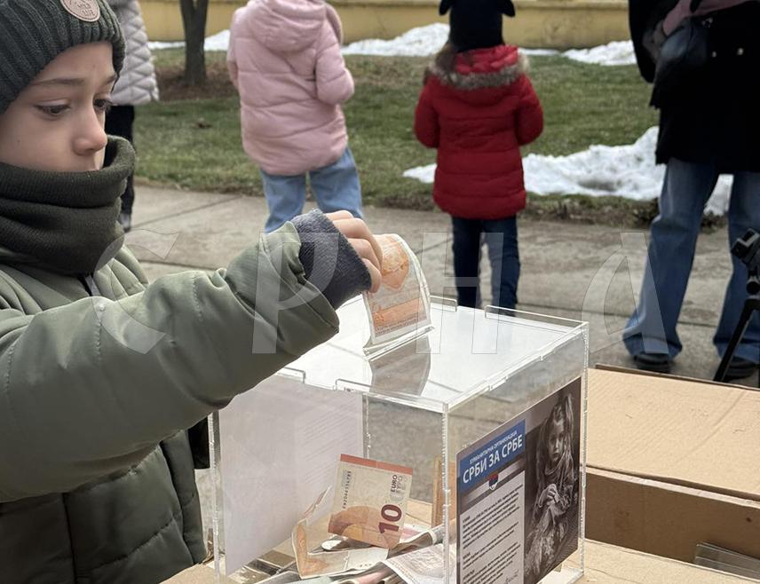 ШАМАЦ, 19. ЈАНУАРА /СРНА/ - Хуманитарна организација "Срби за Србе" организовала је данас у Храму Рођења Пресвете Богородице у Обудовцу акцију "Крофне из блока", а прикупљених 1.071 КМ и 25 евра, намијењени су за помоћ породици Цвијановић из Пелагићева - самохраној мајци са петоро дјеце.