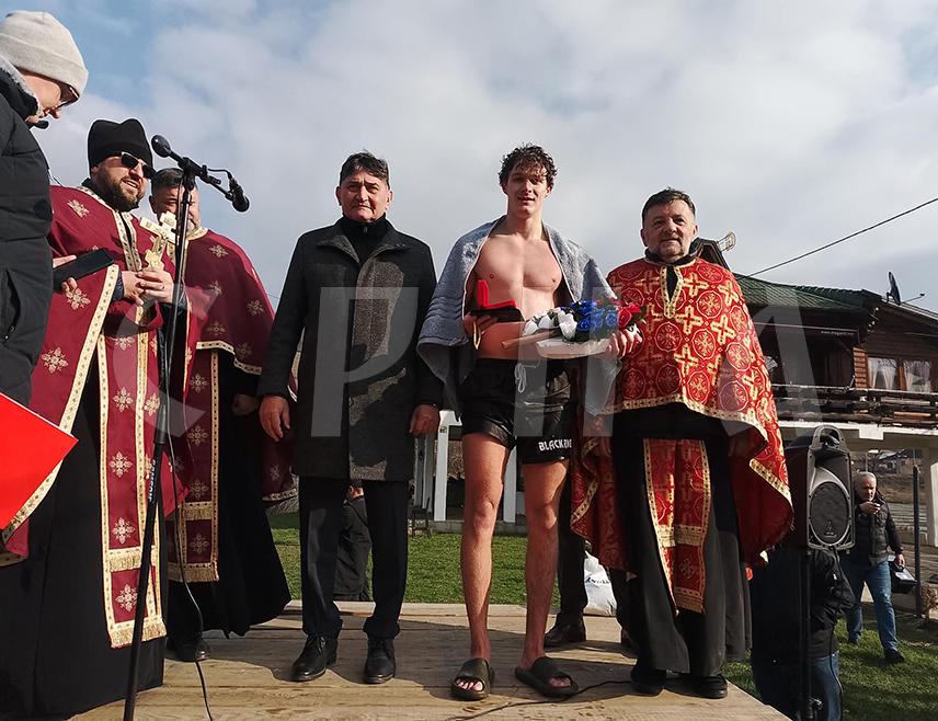 НОВИ ГРАД, 19. ЈАНУАРА /СРНА/ - Осамнаестогодишњи Вукашин Пауковић први је међу 12 учесника допливао до Часног крста на градској плажи Ада у Новом Граду, на ушћу Сане у Уну.