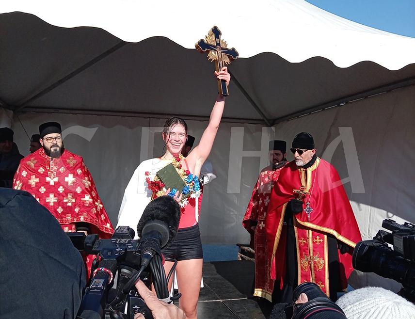 БЕОГРАД, 19. ЈАНУАРА /СРНА/ - Двадесетједногодишња студенткиња економије из Београда Маша Петковић прва је међу 400 пливача допливала до Часног крста у Земуну.