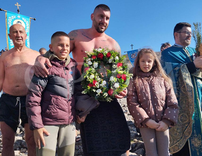 БИЛЕЋА, 19. ЈАНУАРА /СРНА/ - Билећанин Срђан Леро побједник је богојављенског пливања за Часни крст на Билећком језеру, у коме је учествовало око 40 пливача.