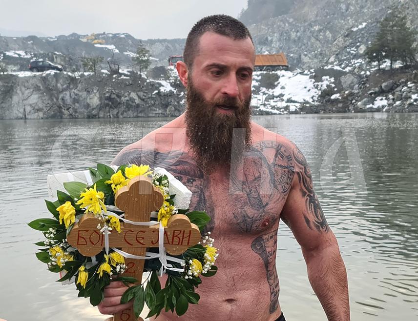 ПЕТРОВО, 19. ЈАНУАРА /СРНА/ - Дамир Дејановић из Добоја први је допливао до Часног крста у богојављенском пливању на језеру Делића брдо у општини Петрово.