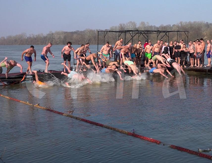 БРЧКО, 19. ЈАНУАРА /СРНА/ – Матеј Бричић из Брчког најбрже је данас допливао до Часног крста у ријеци Сави гдје се данас окупио 51 учесник, међу којима су биле и четири жене.