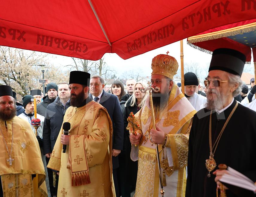 БАЊАЛУКА, 19. ЈАНУАРА /СРНА/ - Српски члан Предсједништва БиХ Жељка Цвијановић истакла је да је са великом радошћу и поносом испраћена величанствена литија улицама Бањалуке поводом Богојављења, а потом и традиционално пливање за Часни крст.