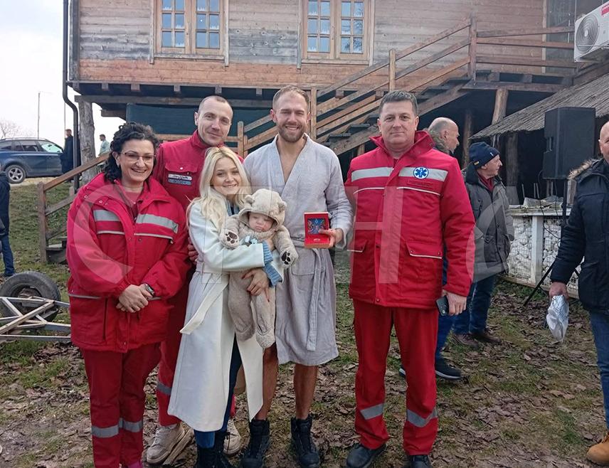 ГРАДИШКА, 19. ЈАНУАРА /СРНА/ - Тридесетогодишњи Теодор Миливојац другу годину заредом побједник је богојављенског пливања за Часни крст на ријеци Сави у Градишци, а овогодишњу побједу и златник посветио је сину Максиму, за којег је, каже, и пливао.