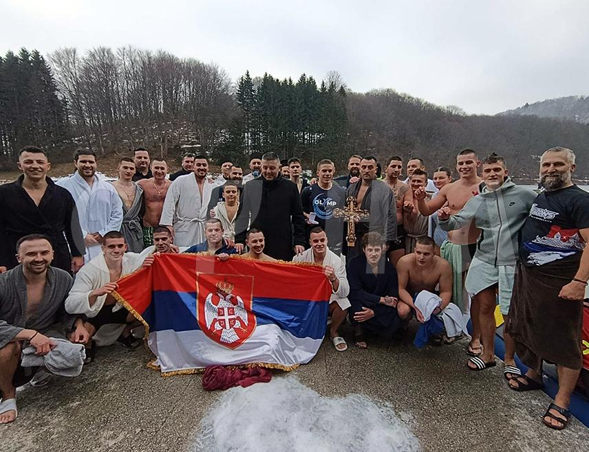 МРКОЊИЋ ГРАД, 19. ЈАНУАРА /СРНА/ - На језеру Балкана код Мркоњић Града данас је одржано шесто пливање за Часни крст, на којем су учествовала 33 пливача, а побиједио је седамнаестогодишњи Алекса Видовић из Бањалуке.