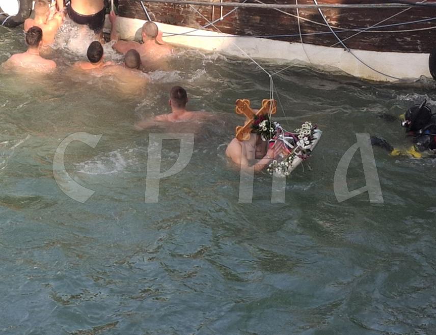 ВИШЕГРАД, 19. ЈАНУАРА /СРНА/ - Вишеграђанин Ђорђе Тасић побједник је традиционалног богојављенског пливања за Часни крст на ријеци Дрини крај вишеградске ћуприје, док је најмлађа учесница била   Анастасија Савић, ученица основне школе.