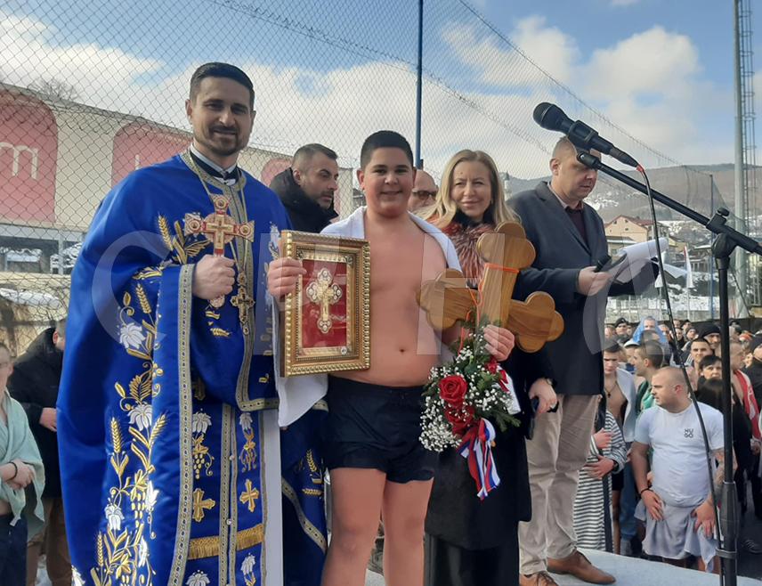 ФОЧА, 19. ЈАНУАРА /СРНА/ - У Фочи и Миљевини одржана су богојављенска пливања са 85 пливача, а част да први стигну до Часног крста припала је тринаестогодишњем Стефану Лучићу на Ћехотини и Ђорђу Дубовини на ријеци Бистрици.