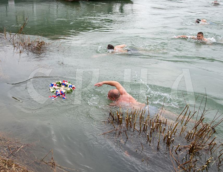 ПРИЈЕДОР, 19. ЈАНУАРА /СРНА/ - Вања Рађеновић из Приједора био је данас најбржи међу 55 пливача за часни крст у ријеци Сани.