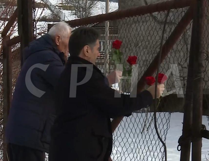 САРАЈЕВО, 19. ЈАНУАРА /СРНА/ - Један број бивших логораша, који су били у логору "Силос" у Тарчину, положио је данас цвијеће на капије логора, уочи обиљежавања годишњице његовог затварања.