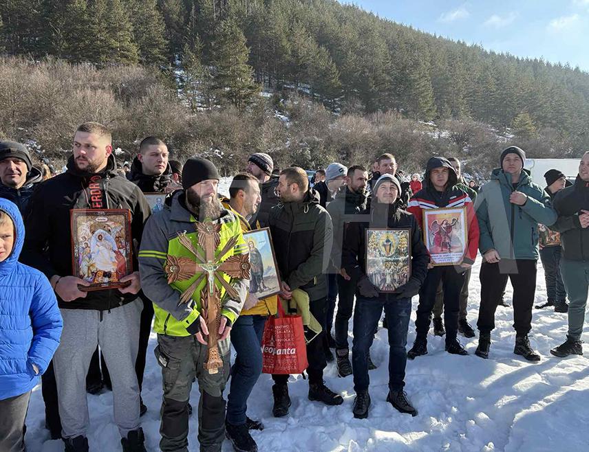 СОКОЛАЦ, 19. ЈАНУАРА /СРНА/ - У богојављенском пливању до Часног крста, које је организовано данас на ријеци Биоштици у Кнежини код Сокоца, први до крста допливао је Данило Косорић из овог соколачког насеља, али је побједу препустио тринаестогодишњој Сокочанки Милијани Јовановић, којој је ово био други пут да учествује.