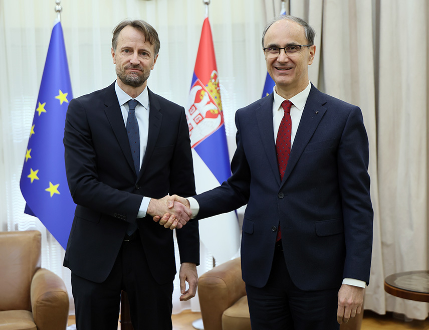 БЕОГРАД, 19. ЈАНУАРА /СРНА/ - Премијер Србије Ђуро Мацут разговарао је данас са шефом Делегације ЕУ у Србији Андреасом фон Бекератом о ограничењу боравка професионалних возача у Шенгенском простору и предао му нон-пејпер са приједлозима рјешења измјене правила 90/180 за професионалне возаче и посебан статус региона у оквиру система уласка и изласка /ЕЕС/.