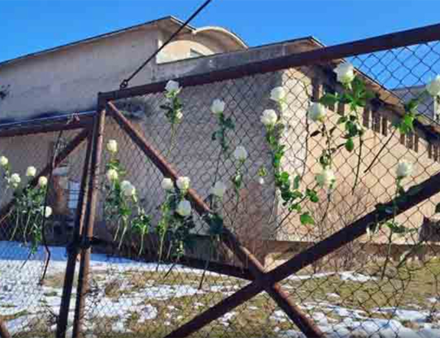 SARAJEVO, JANUARY 19 /SRNA/ - Several former camp inmates who were held in the "Silos" camp in Tarčin laid flowers today at the gates of the camp, ahead of the commemoration of the anniversary of its closure.