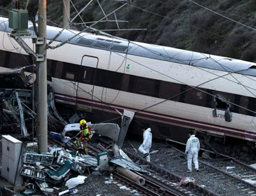 МАДРИД, 20. ЈАНУАРА /СРНА/ - У Шпанији је данас проглашена тродневна жалост док спасиоци настављају да претражују уништене вагоне како би пронашли жртве након судара возова у којем је погинуло најмање 40 људи, а десетине повријеђено.