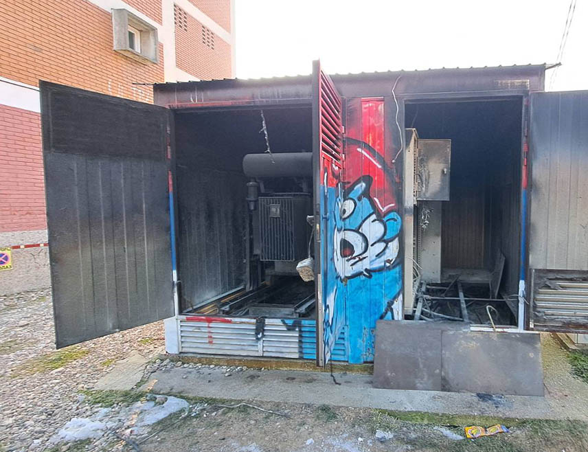 БИЈЕЉИНА, 20. ЈАНУАРА /СРНА/ - У бијељинском насељу Богдановић плац јутрос је дошло до пожара у трафостаници, а узрок је преоптерећење објекта и повећана потрошња електричне енергије, речено је Срни у предузећу "Електро-Бијељина".