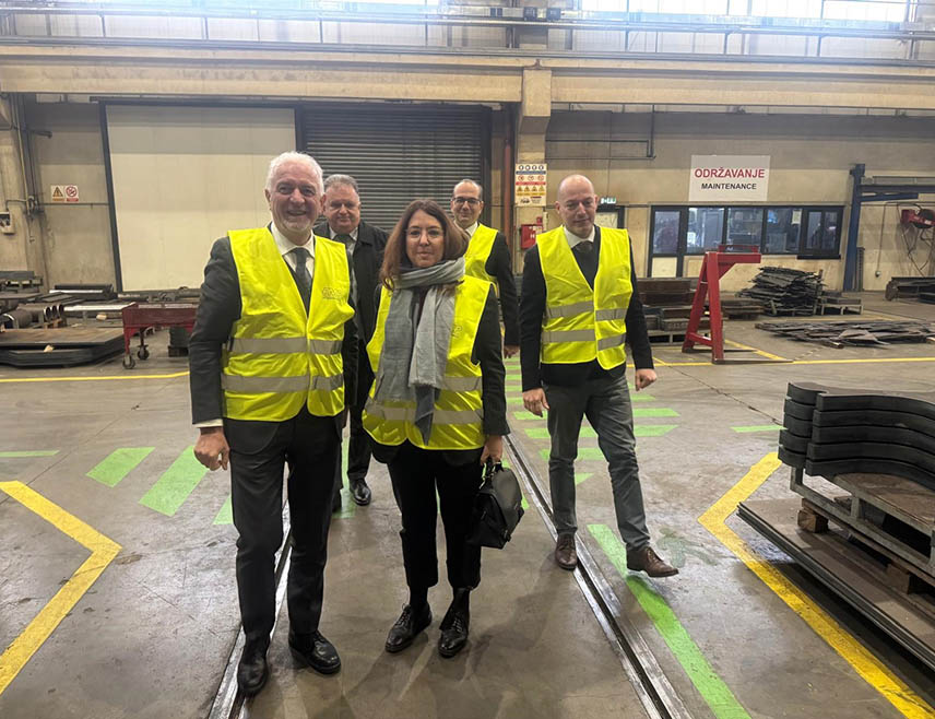 ЛАКТАШИ, 20. ЈАНУАРА /СРНА/ - Амбасадор Италије у БиХ Сара Ети Кастелани посјетила је данас производне погоне италијанске компаније "ПМП" у Градишци и Лакташима, гдје је недавно отворена ливница у коју је инвестирано више од 35 милиона евра.