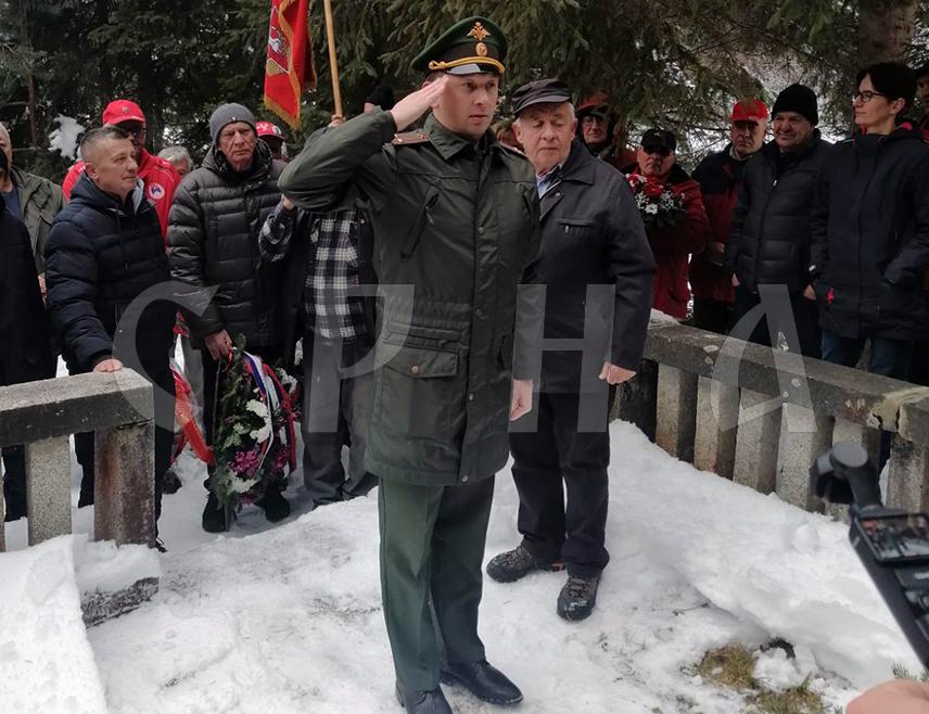 ХАН ПИЈЕСАК, 21. ЈАНУАРА /СРНА/ - Код спомен-обиљежја у мјесту Пјеновац код Хан Пијеска данас су положени вијенци и организован антифашистички меморијал, којим су обиљежене 84 године од битке у којој је Прва пролетерска бригада забиљежила највеће губитке мјесец дана након оснивања у Рудом.