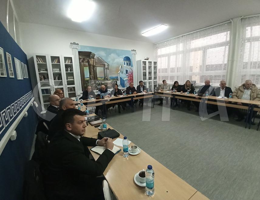 ЗВОРНИК, 21. ЈАНУАРА /СРНА/ - Представници актива директора средњих и основних школа регије Бирач данас су упознали ресорног министра Боривоја Голубовића са радом у овим образовним установама и проблемима са којима се суочавају, од којих је главни гријање како би до сљедеће школске године био и ријешен.