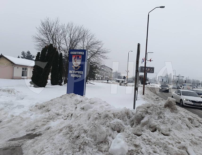 ИСТОЧНА ИЛИЏА, 21. ЈАНУАРА /СРНА/ – Обилне сњежне падавине у Источној Илиџи и након што су престале прије више од двије седмице и даље отежавају функционисање општине, јер су њени бројни дијелови још непроходни, тротоари под ледом и снијегом, чиме је безбједност пјешака озбиљно угрожена.