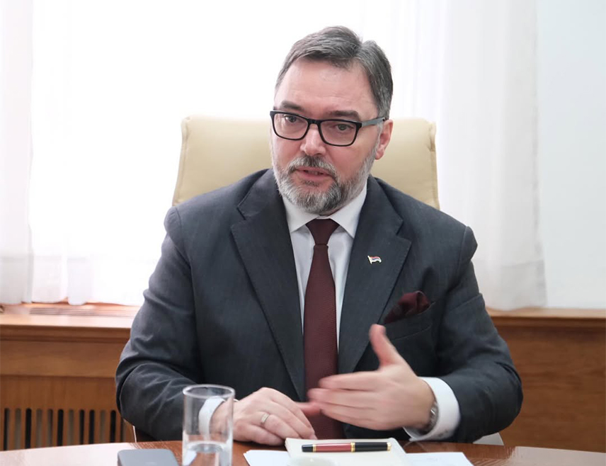 САРАЈЕВО, 22. ЈАНУАРА /СРНА/ - Замјеник предсједавајуће Савјета министара Сташа Кошарац оцијенио је да је предсједник СДА Бакир Изетбеговић, изјавом да се нада да ће опозиција /у/ Српској побиједити на изборима ове године, потврдио оно што је свима одавно јасно - Сарајево и Кристијан Шмит рачунају на опозицију у својој колони против Републике Српске.