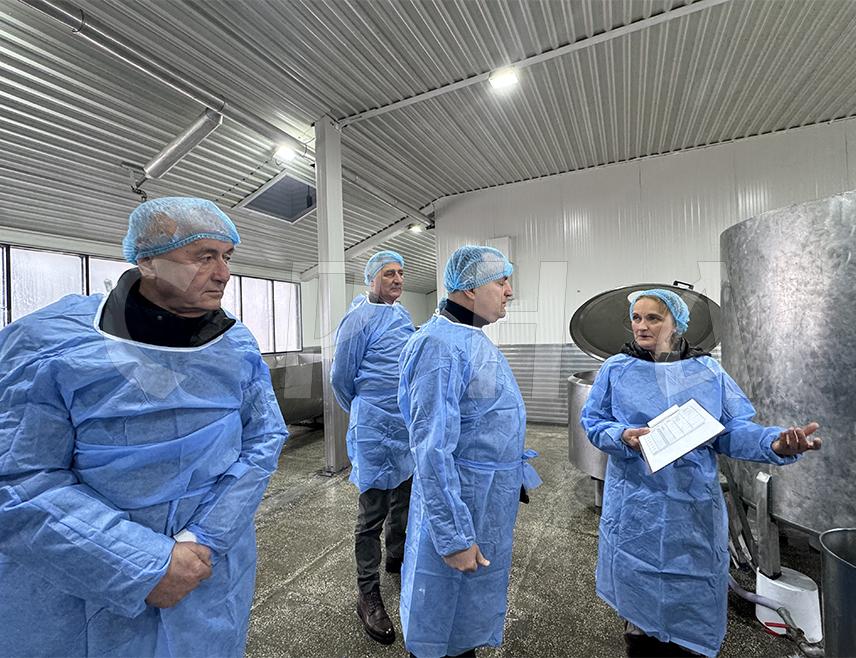 НЕВЕСИЊЕ, 22. ЈАНУАРА /СРНА/ - У Невесињу се годишње произведе пет милиона литара млијека, док се два милиона литара преради у газдинствима, изјавио је начелник Миленко Авдаловић и нагласио да је ова општина међу пет локалних заједница са највећом производњом.