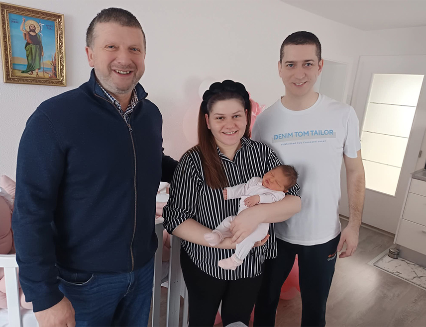 ПЕТРОВО, 22. ЈАНУАРА /СРНА/ - Начелник општине Петрово Озрен Петковић данас је златником даривао прву бебу рођену у овој години Хелену Милојевић.