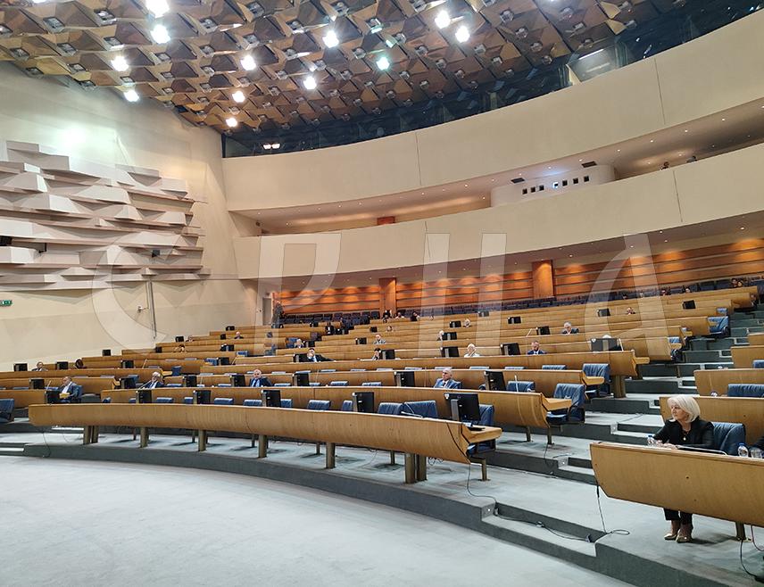 САРАЈЕВО, 22. ЈАНУАРА /СРНА/ - Представнички дом Парламентарне скупштине БиХ усвојио је Приједлог закона о изменама и допунама Закона о порезу на додату вриједност БиХ, којим би се игре на срећу уврстиле у систем индиректног опорезивања ради опорезивања активности чији је утицај друштвено негативан.