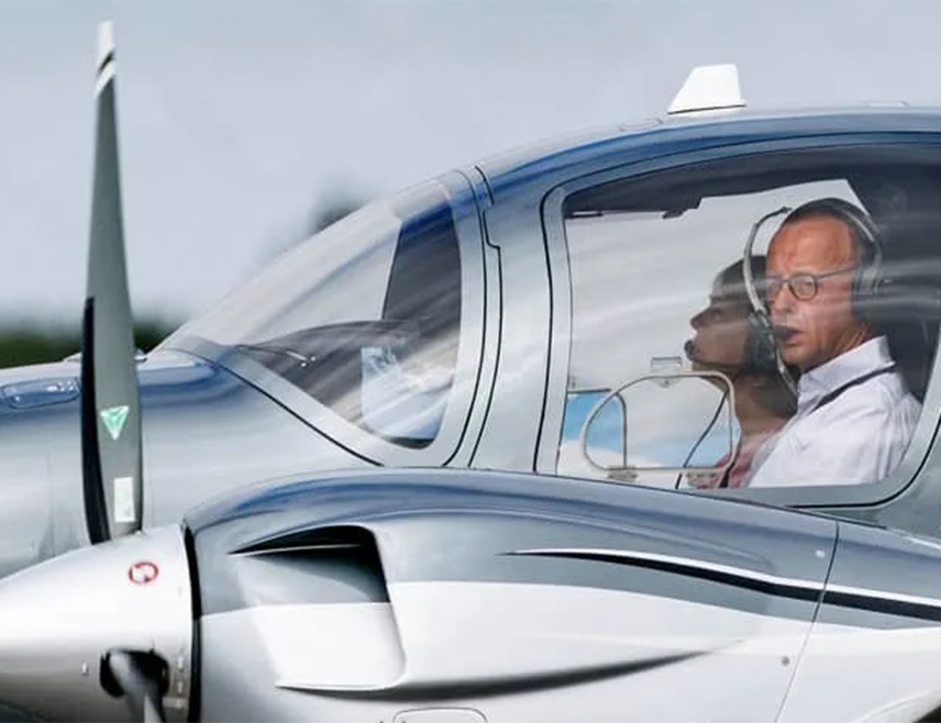 БЕРЛИН, 22. ЈАНУАРА /СРНА/ - Њемачка полиција спријечила је напад троје еколошких активиста на приватни, спортски авион њемачког канцелара Фридриха Мерца у једном хангару у Арнсбергу, саопштило је државно тужилаштво.