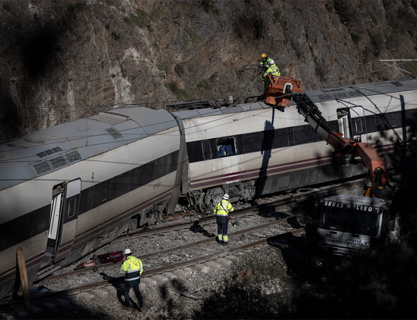 МАДРИД, 22. ЈАНУАРА /СРНА/ - Број жртава тешке жељезничке несреће на југу Шпаније порастао је на 45 након што су у олупини пронађена тијела још два мушкараца, саопштила је регионална влада Андалузије.