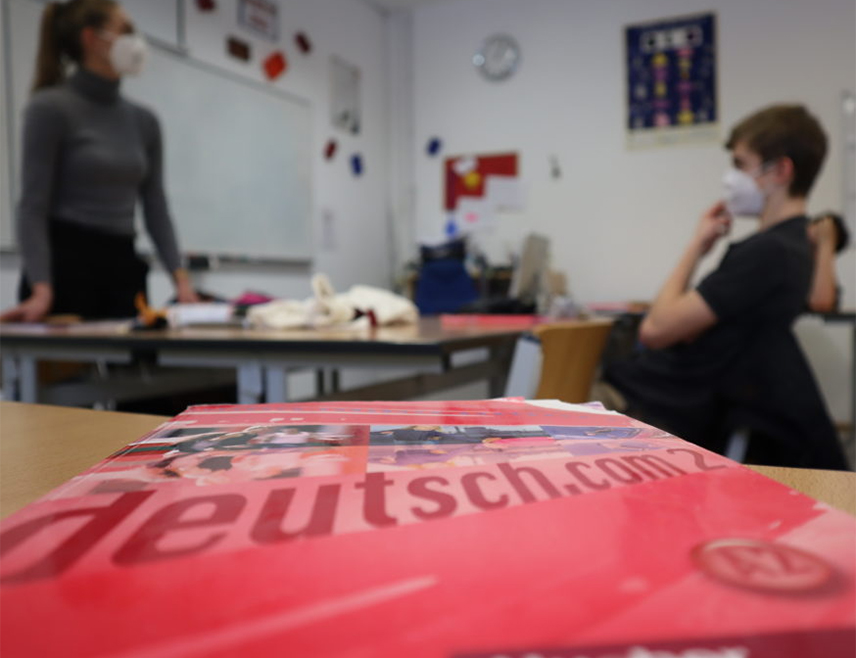 БЕЧ, 22. ЈАНУАРА /СРНА/ - Аустријске власти планирају скратити љетни распуст за ученике који не владају добро њемачким језиком да би у преосталом времену до почетка школске године похађали интензивну наставу из овог предмета, одлучио је данас аустријски парламент.