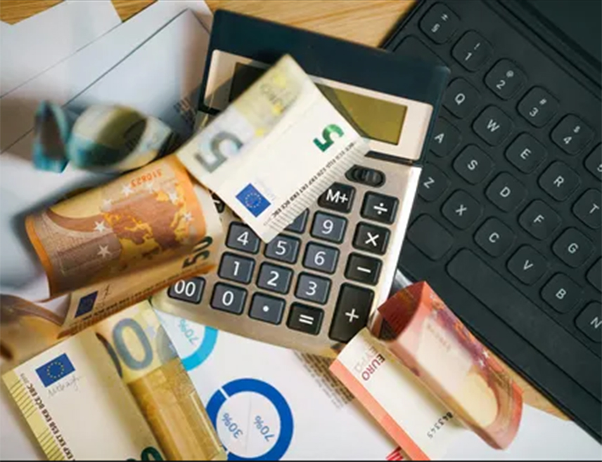 ОСИЈЕК, 22. ЈАНУАРА /СРНА/ - Двјема хрватским држављанкама одређен је истражни затвор због сумње да су као запослене у једној банци у Осијеку за 20 година прибавиле имовинску корист од неколико милиона тако што су без одобрења клијената дизале новац са њихових рачуна орочених депозита.