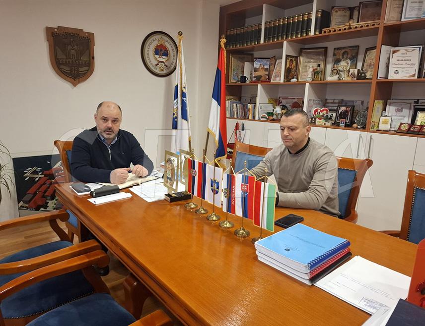 ВИШЕГРАД, 23. ЈАНУАРА /СРНА/ – Вишеград ће представити туристичку понуду на Међународном сајму туризма у Београду, који ће бити одржан од 19. до 22. фебруара, договорили су данас начелник општине Младен Ђуревић и директор Туристичке организације Вишеград Јадранко Јањић.