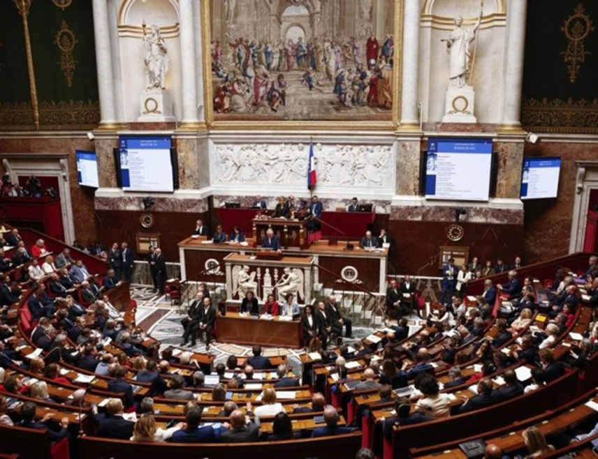 ПАРИЗ, 23. ЈАНУАРА /СРНА/ - Влада Француске преживјела је прво гласање Народне скупштине о неповјерењу у овој години, јавио је Ројтерс.