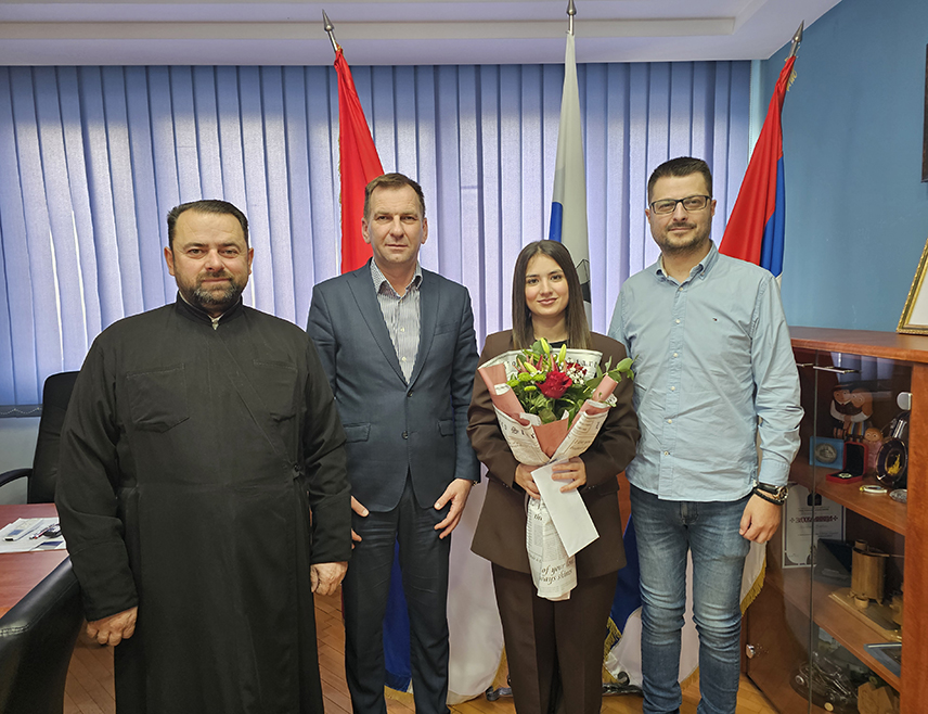 УГЉЕВИК, 23. ЈАНУАРА/СРНА/ - Начелник општине Угљевик Драган Гајић наградио је Јовану Кршић која је прва допливала до Часног крста у језеру Бусија на Мајевици.