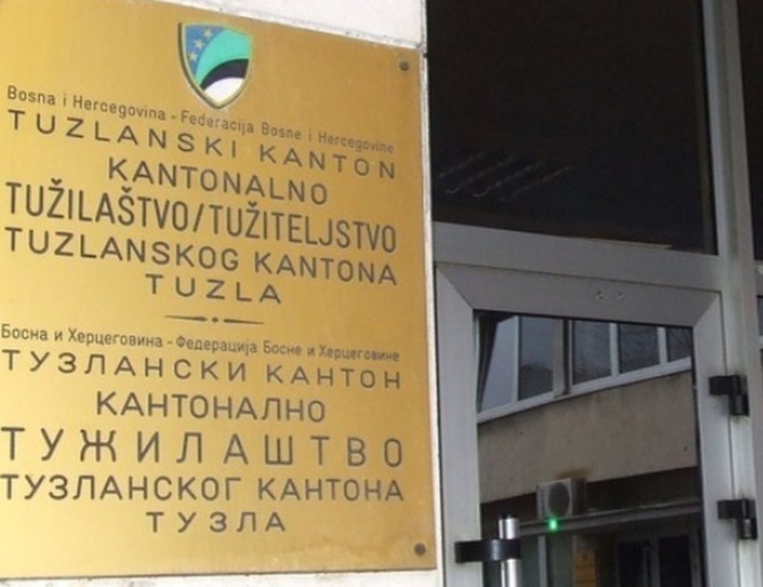 ТУЗЛА, 23. ЈАНУАРА /СРНА/ - Тузланско Кантонално тужилаштво подигло је оптужницу против осам мушкараца због сумње да су починила продужено кривично дјело трговина људима, а везано за искориштавање двије шеснаестогодишњакиње у сврху проституције или других облика сексуалног искориштавања.