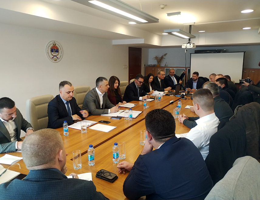 БАЊАЛУКА, 23. ЈАНУАРА /СРНА/ - Потребно је размотрити додатне мјере подршке домаћим узгајивачима свиња, појачати контролу увоза и надзор над декларисањем меса на тржишту Републике Српске, закључено је на састанку министра пољопривреде, шумарства и водопривреде Српске Анђелке Кузмић и министра спољне трговине и економских односа у Савјету министара БиХ Сташе Кошарца са узгајивачима из Српске у овој области.