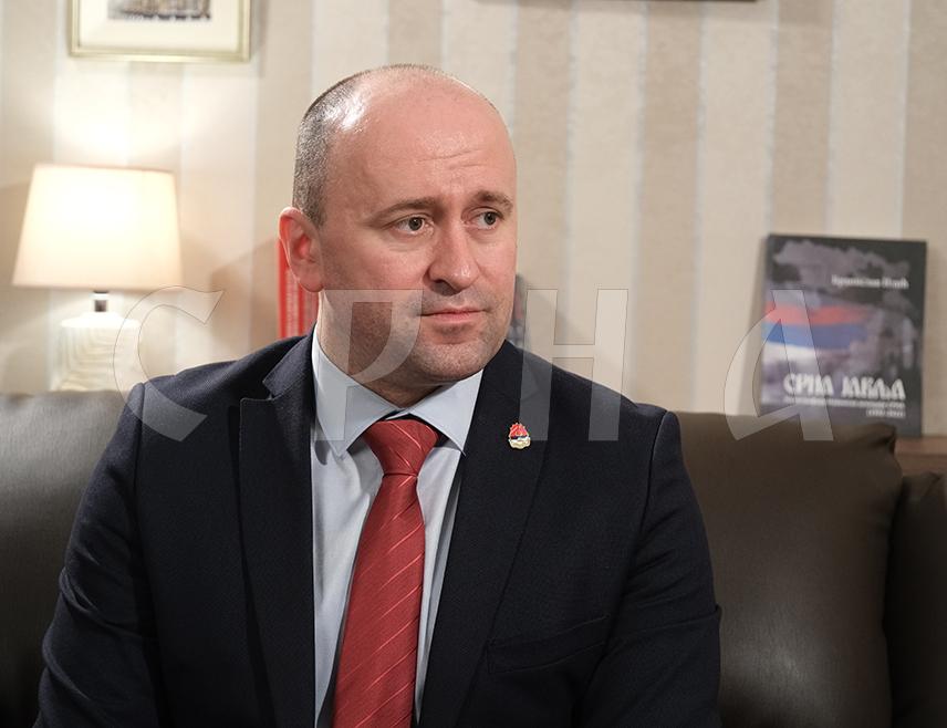 БАЊАЛУКА, 23. ЈАНУАРА /СРНА/ - Начелник општине Брода Милан Зечевић истакао је за Срну да се политички односи на нивоу БиХ одржавају на локалне заједнице и навео да је потребно редефинисати политику, те да Република Српска треба да настави са борбом и позиционирањем на међународној сцени.
